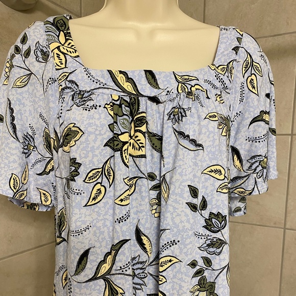 Ann Taylor Factory Tops - EUC Ann Taylor Factory lightweight flowered short sleeved top, size Small